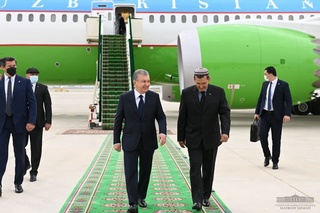 Shavkat Mirziyoyev arrives in Turkmenistan