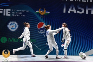 Jahon kubogida oltin dubl: Qilichbozlarimiz jamoaviy bahsda ham tengsiz