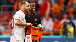 Сборная Голландии обыграла Македонию и подарила футболку Пандеву