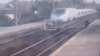 Чинозда аёл поезд тагига ўзини ташлади