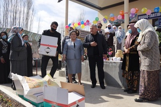 Маҳалла тизими ходимлари кунига совға