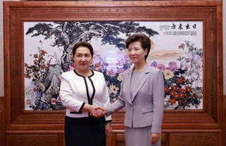 Сенат Раиси Бутунхитой аёллар федерацияси раиси билан учрашув ўтказди