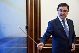 Information presented on the procedures and regulations for urban renovation