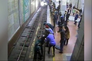 Талаба қизнинг боши айланиб метрога йиқилиб тушгани маълум бўлди