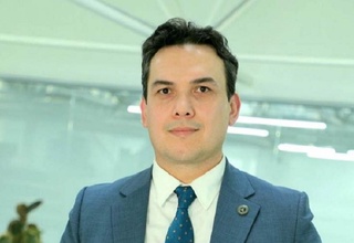 «Маҳаллий кадрларимизда «қутичадан чиқиб» фикрлаш етишмайди» — Шуҳрат Сатторов