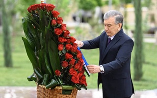 President lays flowers at the Memorial Complex “Ode to Fortitude”