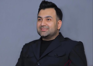 Хонанда Имрон турмуш ўртоғини 2,5 йил кутиб, 2 та тўй қилгани ва у билан жанозада танишгани ҳақида