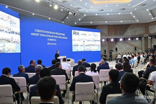 Президент Шавкат Мирзиёев “Astrum” академиясида IT соҳаси вакиллари билан мулоқот қилмоқда