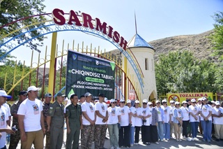 В урочище Сармышсай организовали экодвижение по сбору мусора (Plogging Tour) и акцию «Культура пикника»