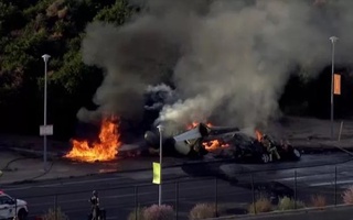 АҚШда самолётнинг автомобиль устига қулаб тушиши оқибатида беш киши ҳалок бўлди