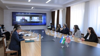 Жон Браунга “Халқ таълими фидойиси” кўкрак нишонини берилди 