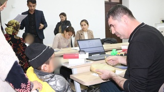 Сурхондарёда заиф эшитувчи 27 нафар болага эшитиш аппаратлари топширилди