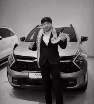 Buxorodagi avtosalon reklamasida ilondan foydalanildi