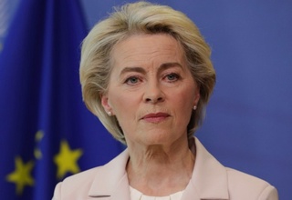 ОАВ: Урсула фон дер Ляйен самолётда одамни қутқариб қолди