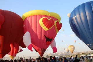 Kapadokiya osmoni dunyoning eng hayratlanarli havo sharlari bilan to'ldi