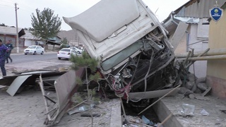 Две девочки и водитель грузовика погибли в Андижанской области