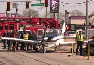 АҚШда самолёт енгил автомашиналар билан тўқнашиб кетиши оқибатида тўрт киши жароҳат олди