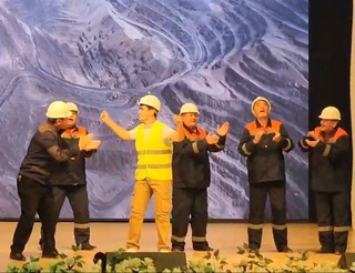 На премьере спектакля в качестве музыкального сопровождения работали три оркестра