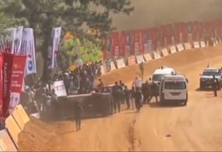 Shri-Lankada poyga avtomashinasi boshqaruvni yo'qotib, tomoshabinlarni urib yubordi