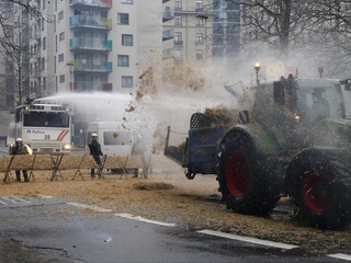 Полиция Брюсселда намойишга чиққан фермерларга қарши кўздан ёш оқизувчи газ ишлатди