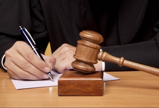 В Узбекистане граждане не платят госпошлину при обращении в административный суд на решения должностных лиц, нарушающих их права и интересы