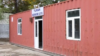 Норин тумани ҳокими маҳалла ҳудудига ўрнатилган контейнер уйга кўчиб ўтди