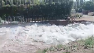 Андижонда “Жанубий Фарғона“ канали ёрилиб, кўчаларни сув босди