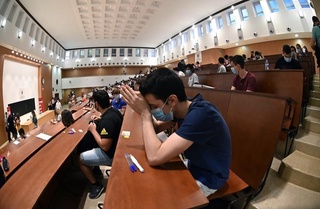 АҚШ хорижлик талабалардан мамлакатни тарк этишларини талаб қилди