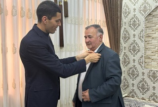 Ветерану футбола Навоийской области вручили нагрудный знак АФУ