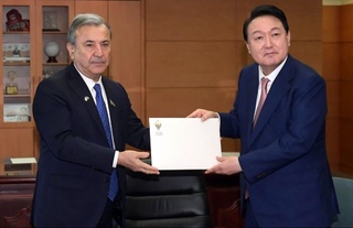 Sodiq Safoyev Janubiy Koreyaning yangi saylangan prezidentiga Shavkat Mirziyoyevning tabrigini topshirdi