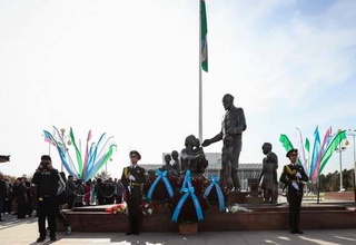 Неделя толерантности: в Ташкенте прошла церемония возложения цветов к монументу семьи Шоахмата Шомахмудова