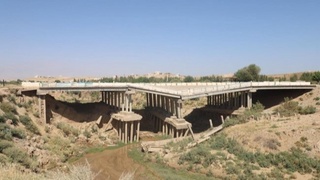 Построенный за миллиарды сумов мост начал рушиться через 1,5 года