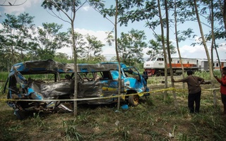 Индонезияда поезднинг микроавтобус билан тўқнашиб кетиши оқибатида 11 киши ҳалок бўлди