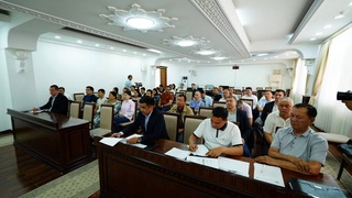 Қәўендерликке алынған жаслар менен ушырасты