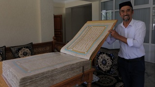 Hattot Qur'on kitobini ko'chirib yozdi