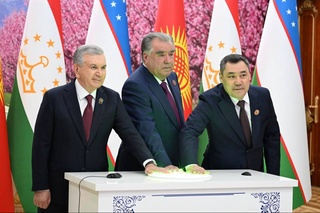 Мемлекет басшылары Өзбекстан, Тәжікстан және Қырғызстан достығының символын ашты