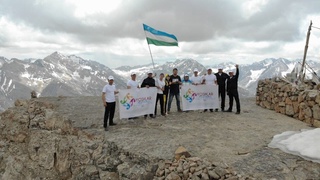 Кашкадарьинцы водрузили флаг Узбекистана на пике Хазрати Султан