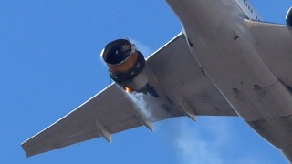 Boeing йўловчи самолётининг бўлаклари АҚШнинг аҳоли яшаш жойларига тушди