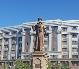 Qozog‘istonda Alisher Navoiy haykali qad rostladi