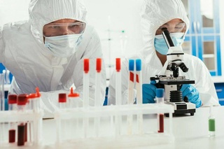 ВОЗ: обнаруженный четыре года назад COVID-19 продолжает мутировать