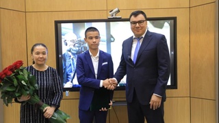 Гибрид шахмат бўйича Осиё чемпиони тақдирланди, вазир чемпионга қарши дона сурди