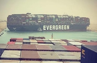 Сувайш каналида тирбандлик