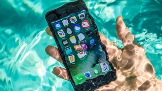 Сувга тушиб кетган смартфонга бир кун дам беринг