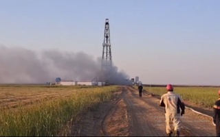 Moʻynoqda gaz burgʻulash jarayonida yer ostidagi katta bosimdagi gaz yuzaga chiqqani aks etgan videolar ijtimoiy tarmoqlarda tarqaldi.