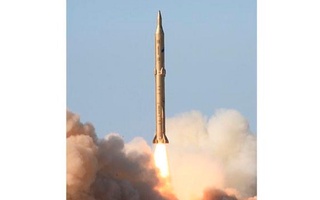 Tasnim: Эрон илк бор жанговар ҳолатда ўрта масофага учувчи “Сажил” ракетасини учирди