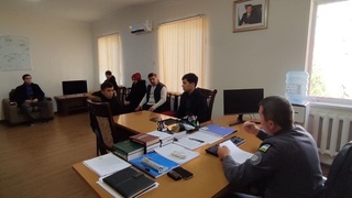 Samarqandda keksa odamning yuziga tepgan yigit IIBga olib kelindi