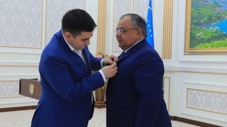 Навоий вилоят ҳокимига «Халқ таълими ҳомийси» кўкрак нишони берилди