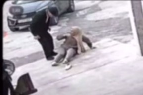 Фарғона: эркак кўчада ўзининг аёл қариндошини калтаклади