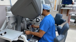 Дунёда илк бор робот технологияси ёрдамида жигар трансплантацияси ўтказилди