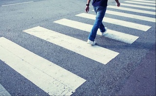 В Узбекистане установлена ответственность за движение транспортных средств по пешеходным дорожкам